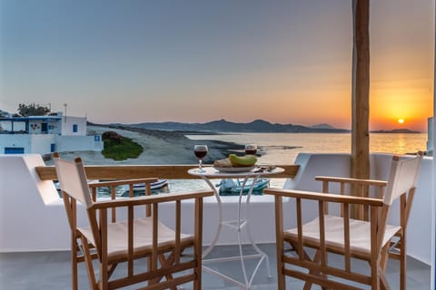 Manolis And Filio Home -By The Sea Casa in Milos