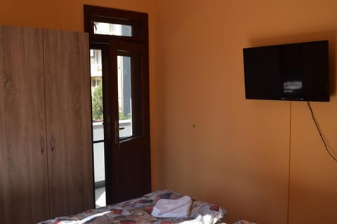 Bed, TV and multimedia, Bedroom