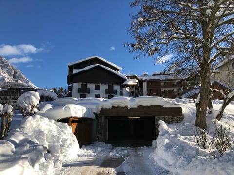 Property building, Winter, Parking