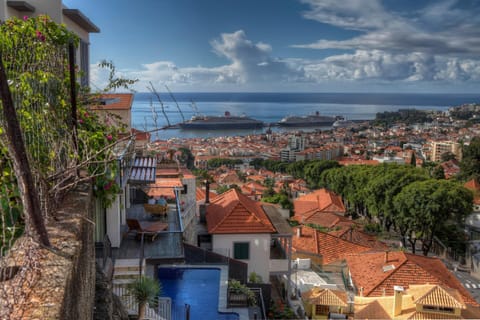 Property building, Nearby landmark, Day, Natural landscape, Balcony/Terrace, City view, Sea view, Street view