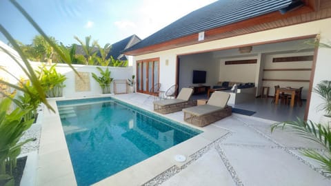 Property building, Communal lounge/ TV room, Pool view