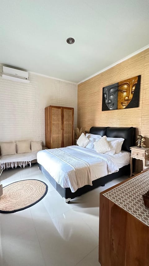 Bed, Seating area, Bedroom, air conditioner