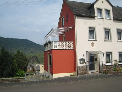 Comfortable Holiday Home near Vineyards in Bremm Casa in Ediger-Eller