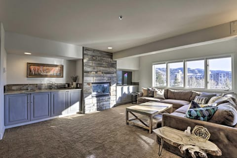 Steamboat Townhome with Hot Tub - Walk to Lifts House in Steamboat Springs