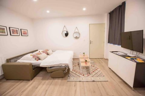 Bed, TV and multimedia, Living room