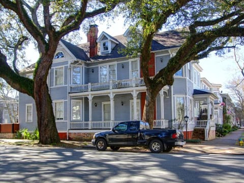 Big Blue House - Near Forsyth Park - Lower Unit House in Savannah