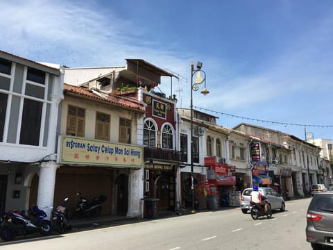 Property building, Facade/entrance, Day, Neighbourhood, Street view, Supermarket/grocery shop