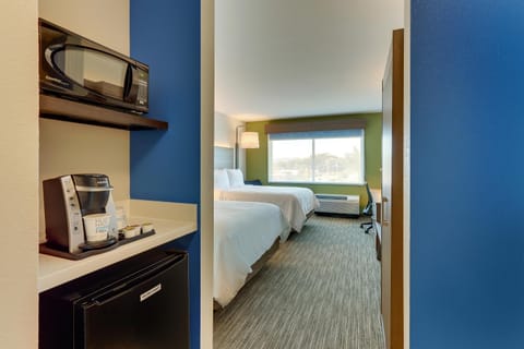 Holiday Inn Express & Suites - Roanoke – Civic Center Hotel in Roanoke