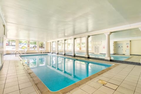 Central, Bright 2 Bed Flat - Pool & Sauna Apartment in Edinburgh