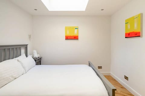 Central, Bright 2 Bed Flat - Pool & Sauna Apartment in Edinburgh