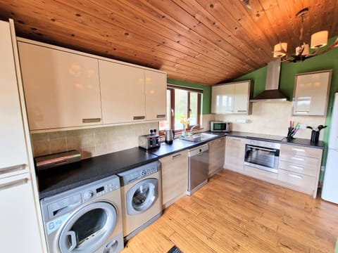 Torridon 1 with Private Hot Tub - Fife - Loch Leven - Lomond Hills- Pet Friendly Chalet in Scotland