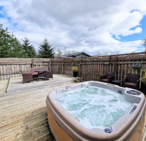 Torridon 1 with Private Hot Tub - Fife - Loch Leven - Lomond Hills- Pet Friendly Chalet in Scotland