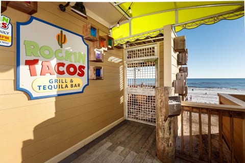 ETW 3002- Spacious beach condo- full kitchen, w/d, balcony, pool, BBQ Condominio in Okaloosa Island