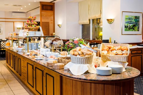 Restaurant/places to eat, Buffet breakfast