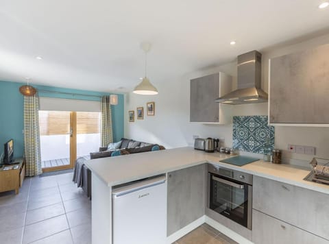 Kitchen or kitchenette, Dining area, minibar, pet friendly, stove, toaster