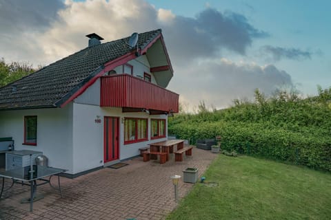 Property building, Patio, Spring, Day, Garden, View (from property/room), Balcony/Terrace, Dining area, Garden view