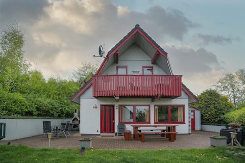 Property building, Spring, Day, Garden, View (from property/room), Balcony/Terrace, Garden view