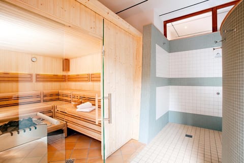 Shower, Sauna, Spa and wellness centre/facilities, towels