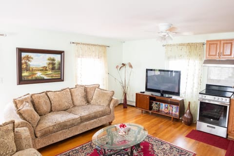 Beautiful Apartment-5 Beds-Full Kitchen-Parking-Super Clean! Apartment in West Roxbury
