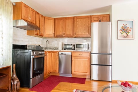 Beautiful Apartment-5 Beds-Full Kitchen-Parking-Super Clean! Condominio in West Roxbury