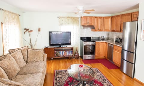 Beautiful Apartment-5 Beds-Full Kitchen-Parking-Super Clean! Condominio in West Roxbury