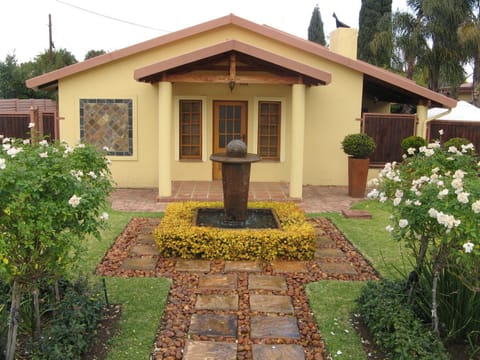 Facade/entrance, Garden, Decorative detail, Street view