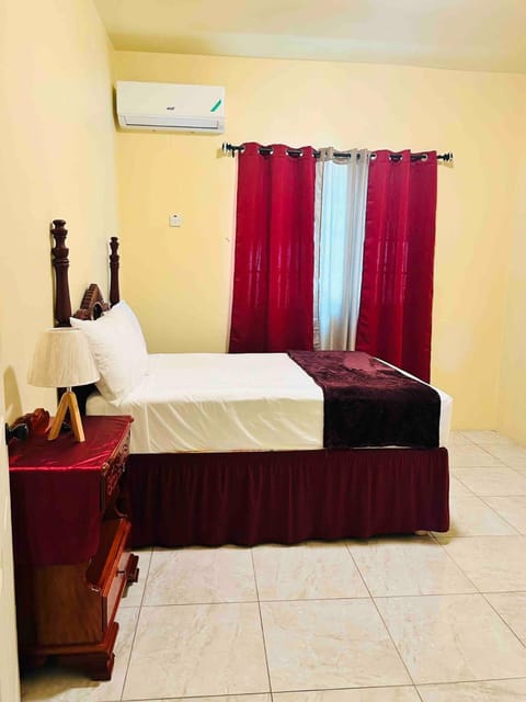 The Rest Stop- Gated Community-24 Hrs Security Maison in Montego Bay