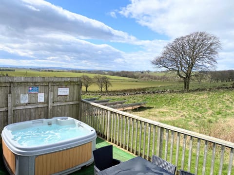 Torridon 12 with Private Hot Tub - Fife - Loch Leven - Lomond Hills Chalet in Scotland