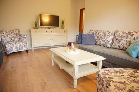 Communal lounge/ TV room, TV and multimedia, Living room, Seating area