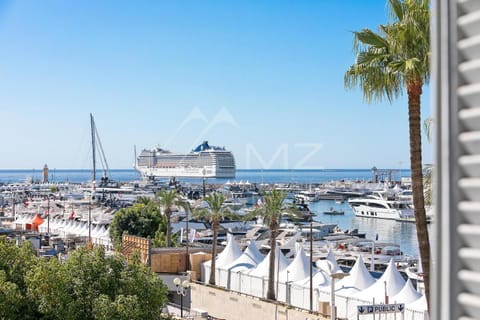 Croisette Luxury Waterfront across the sea Apartment in Cannes
