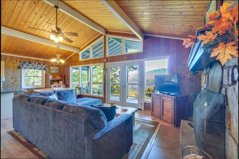 Hot Tub and Mountain Views at Gatlinburg Cabin! Cabin in Gatlinburg
