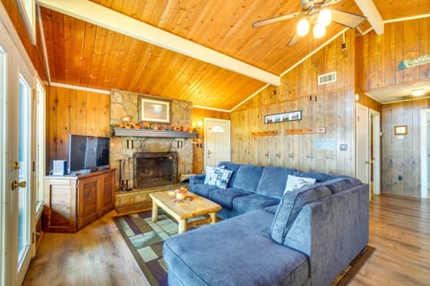 Hot Tub and Mountain Views at Gatlinburg Cabin! Cabin in Gatlinburg