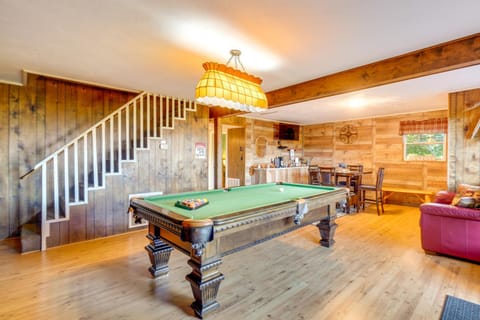 Hot Tub and Mountain Views at Gatlinburg Cabin! Cabin in Gatlinburg