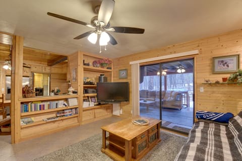 Munds Park Cabin with Furnished Deck and Fire Pit! Maison in Munds Park