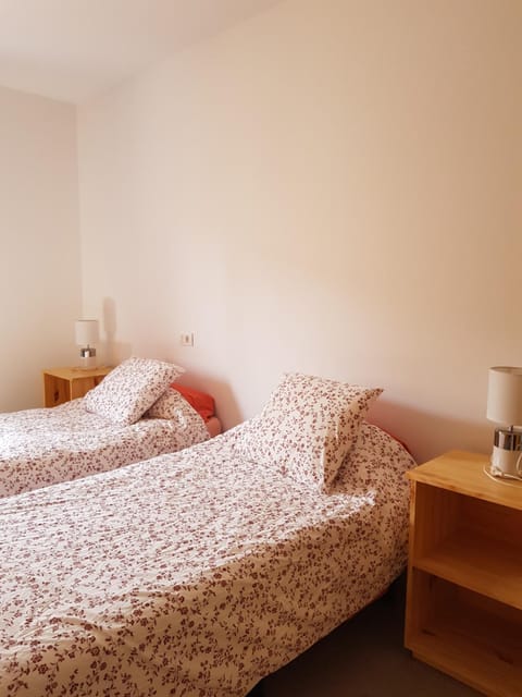 Apartamento privado en una zona tranquila y próxima al aeropuerto TF norte y a la ciudad de San Cristóbal de la Laguna . Apartment in Santa Cruz de Tenerife