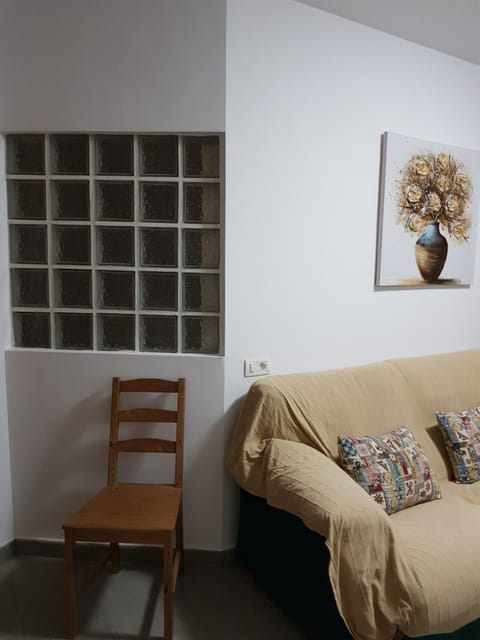 Apartamento privado en una zona tranquila y próxima al aeropuerto TF norte y a la ciudad de San Cristóbal de la Laguna . Apartment in Santa Cruz de Tenerife