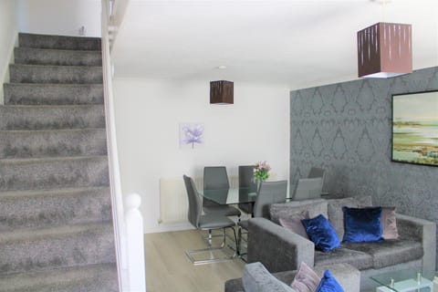 Homely and Budget Friendly 3 bed house Sleeps 6 Free Parking! Haus in Milton Keynes