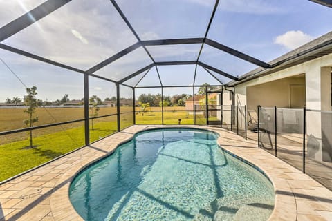 Central Cape Coral House with Private Screened Pool! Casa in Cape Coral