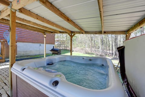 Broken Bow Cabin with Hot Tub and Fire Pit Maison in Broken Bow