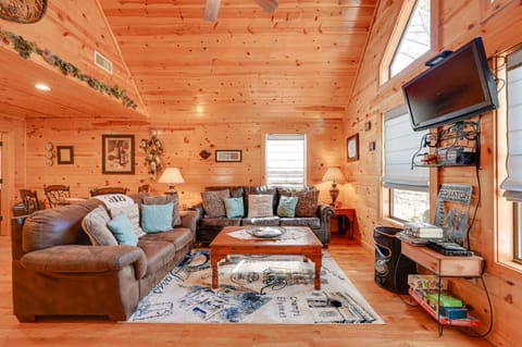 Broken Bow Cabin with Hot Tub and Fire Pit House in Broken Bow