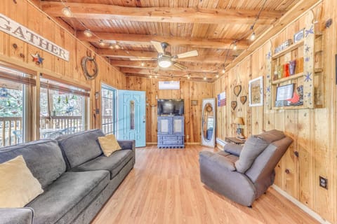 Ruidoso Cabin with Hot Tub - 2 Mi to Grindstone Lake House in Ruidoso