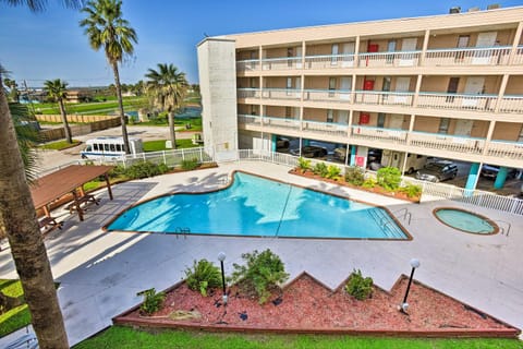 Corpus Christi Beachfront Condo with Pool Access! Apartment in Corpus Christi