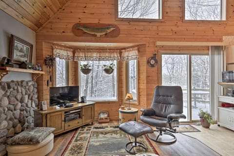 Cozy Cabin on 10 Acres, Walk to Chippewa River! House in Wisconsin