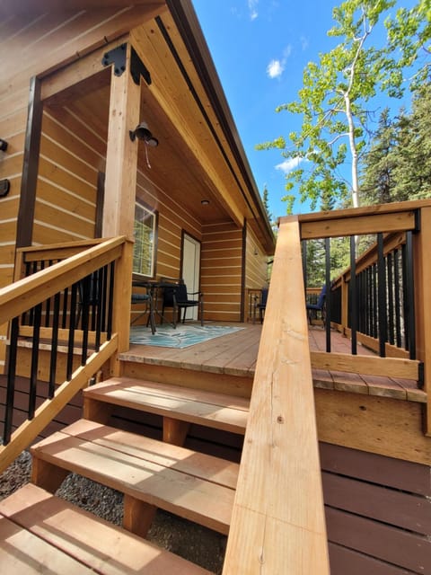 Denali Wild Stay - Moose Cabin, Free Wifi, 2 private bedrooms, sleep 6 House in Healy