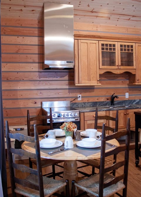 Denali Wild Stay - Redfox Cabin, Free Wifi, private, sleep 6 House in Healy