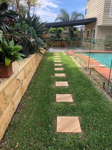 Guesthouse with Pool & BBQ - 10 kms from CBD House in Sydney