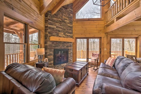 Family-Friendly Warsaw Cabin with Deck and Fireplace! Maison in Ohio