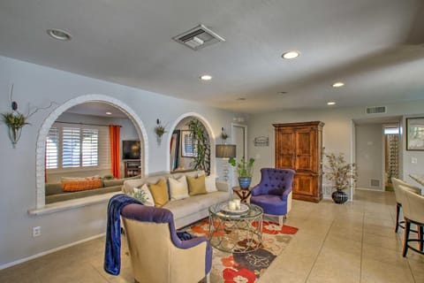 Colorful Home with Grill Less Than 4 Mi to Talking Stick Golf Maison in McCormick Ranch