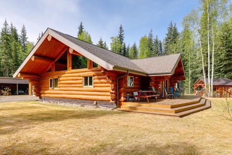 Riverside Log Cabin On-Site Aurora Viewing! House in Alaska