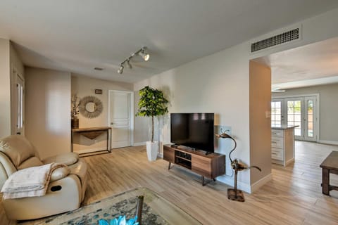 Tempe Getaway with Private Heated Pool 3 Mi to ASU! Casa in Tempe